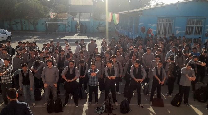 ورزش صبحگاهی در دبیرستان شهید بهشتی ناحیه دو شهرری 