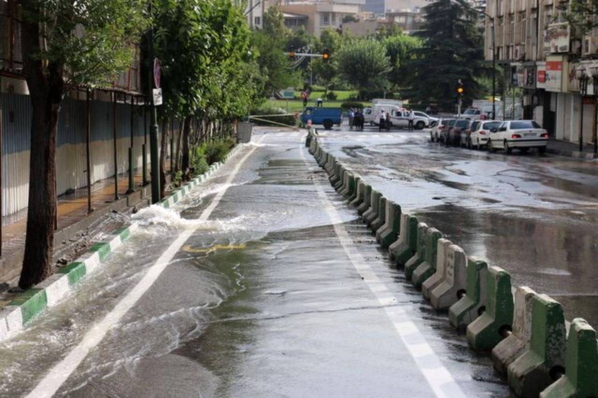 ایمن سازی ترکیدگی لوله آب در خیابان ولیعصر به سرعت در حال انجام است