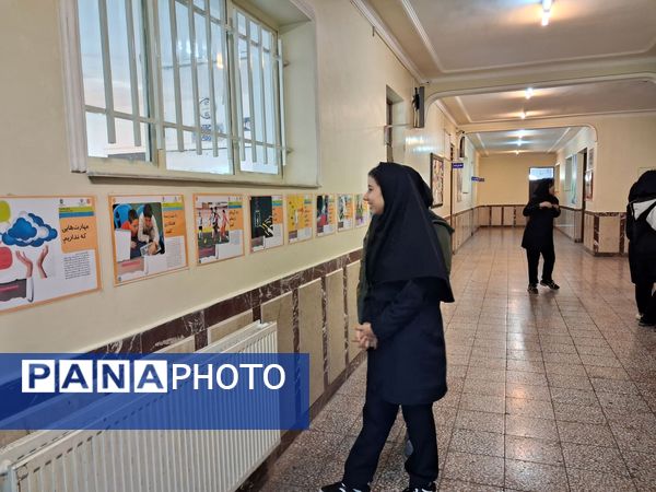 نمایشگاه سیار مدرسه‌ای با عنوان پیشگیری از اعتیاد 