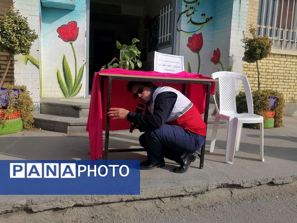  آموزش نحوه پناهگیری وآمادگی برای  مانور زلزله