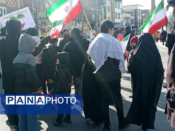 مردم غیور ملارد با حضور پرشور خود در راهپیمایی ۲۲ بهمن، ثابت کردند که همچنان پای انقلاب اسلامی ایستاده‌اند.