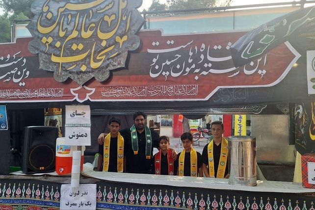 پذیرایی موکب سازمان دانش‌آموزی شهرستان اسفراین از عزاداران امام حسین (ع)