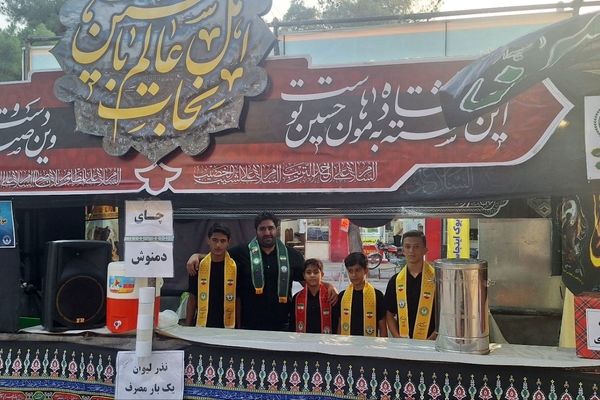 پذیرایی موکب سازمان دانش‌آموزی شهرستان اسفراین از عزاداران امام حسین (ع)