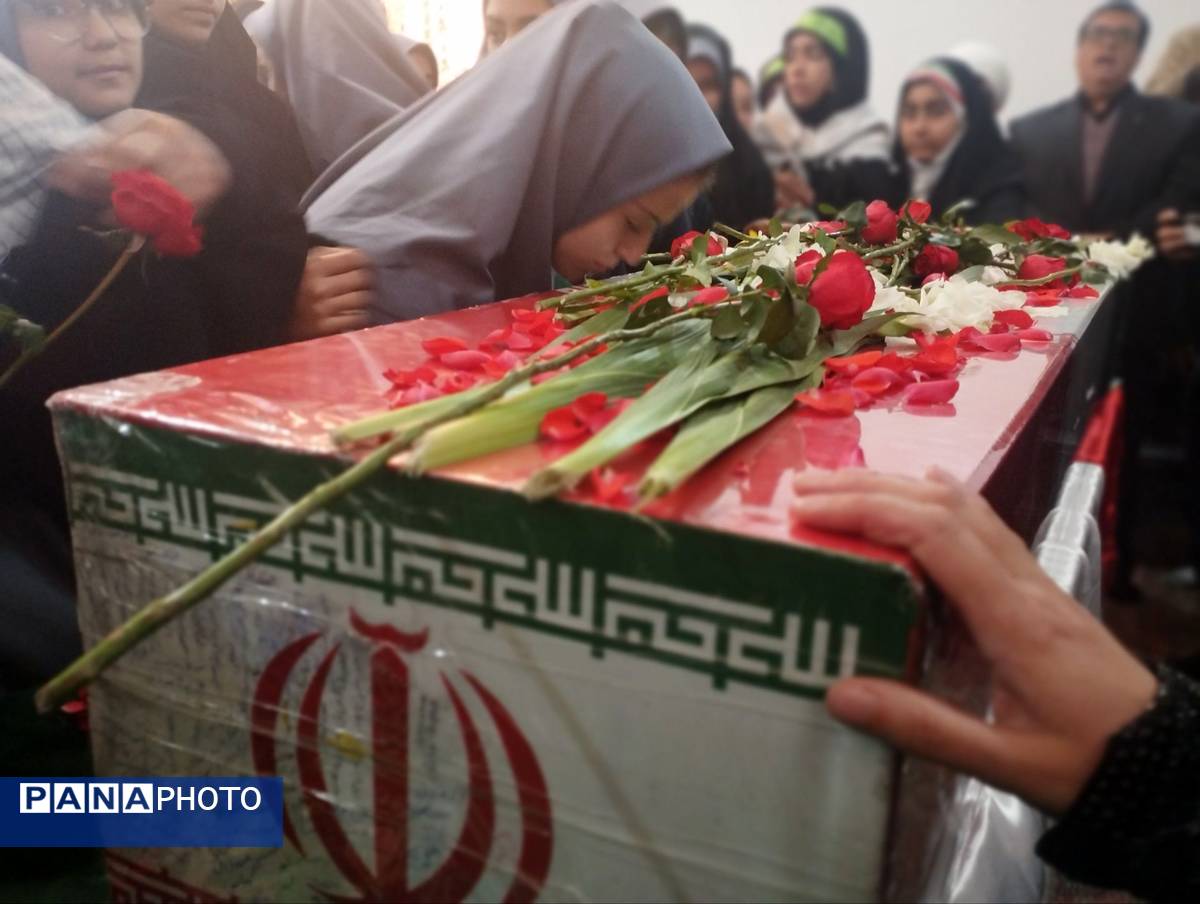 آخرین وداع دانش‌آموزان تبریزی با شهدای گمنام 