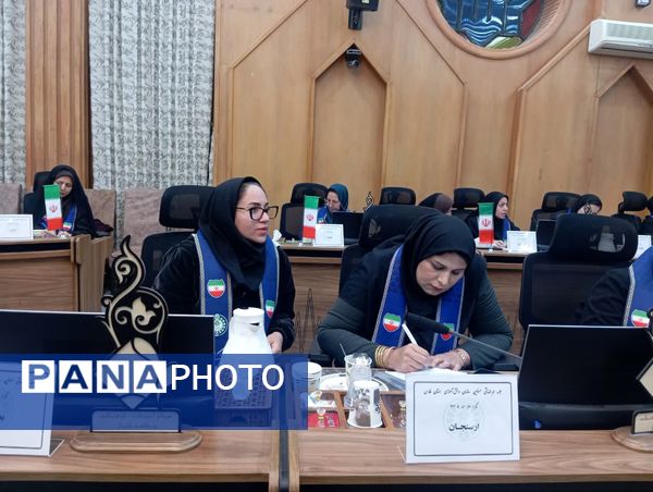 نشست هم‌اندیشی مسئولان سازمان دانش‌آموزی استان فارس روز اول