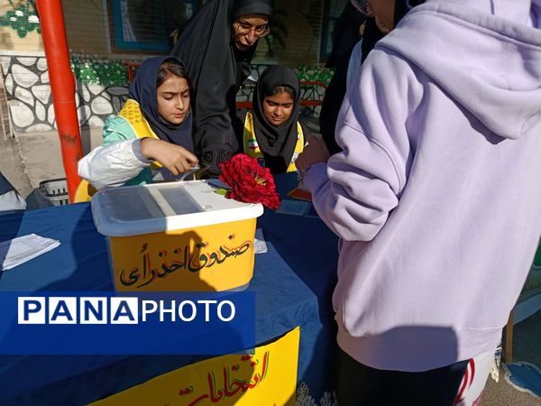 انتخابات شورای دانش آموزی‌ در دبیرستان‌ یغمای‌ نیشابوری(وکیلی 3)