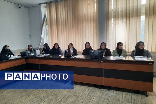 جلسه قطبی مدیران ابتدایی در دبستان شهید دکتر چمران ناحیه دو شهرری 