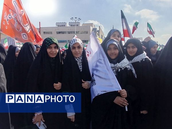 خروش ۱۳ آبان در مشهد؛ دانش‌آموزان، نماد ایستادگی