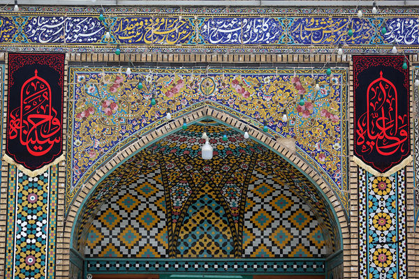 آیین اهتزاز پرچم عزای سیدالشهدا(ع) بر فراز گنبد حرم حضرت معصومه(س)