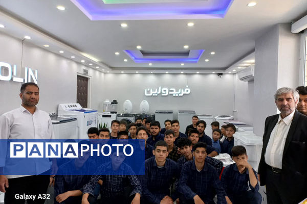 بازدید دانش‌آموزان هنرستان ثامن الائمه قم از کارخانه فریدولین