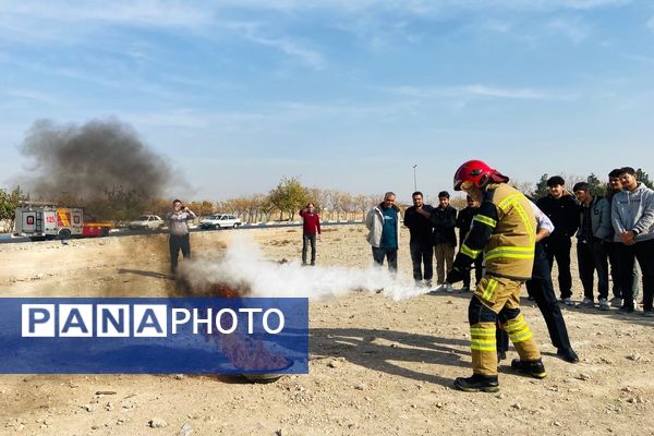  آماده‌سازی مانور زلزله با آموزش آتش‌نشان‌ها در مدرسه نمونه‌دولتی شهید مطهری رباط‌کریم