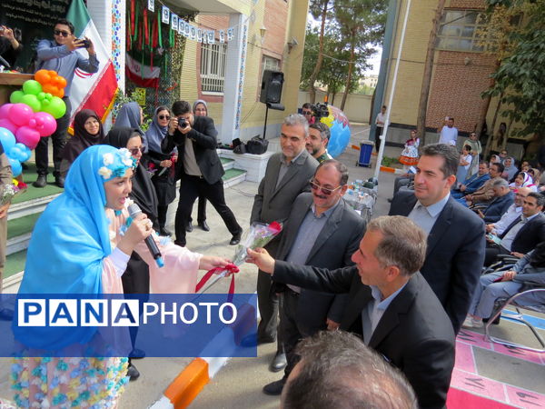 نواختن زنگ اول مهر در مدرسه شهدا فرهنگی 