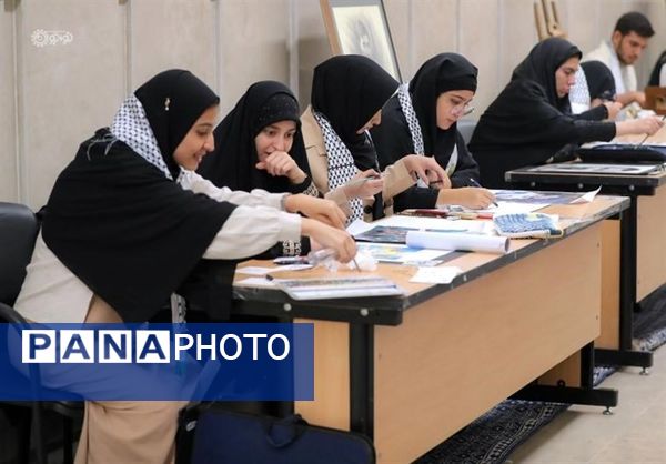 اهدای هدایای مقام معظم رهبری به دانش‌آموزان بیرجندی 