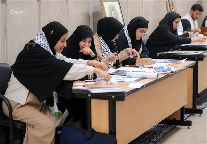 اهدای هدایای مقام معظم رهبری به دانش‌آموزان بیرجندی 