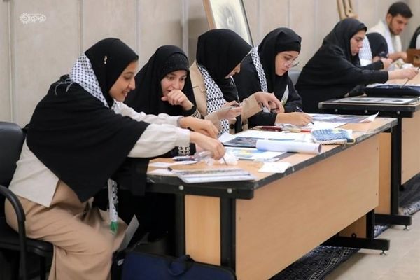 اهدای هدایای مقام معظم رهبری به دانش‌آموزان بیرجندی 