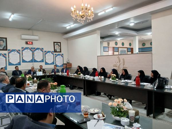  اولین نشست هم اندیشی مدیران متوسطه دوره دوم در دبیرستان مهشید مصلی نژاد