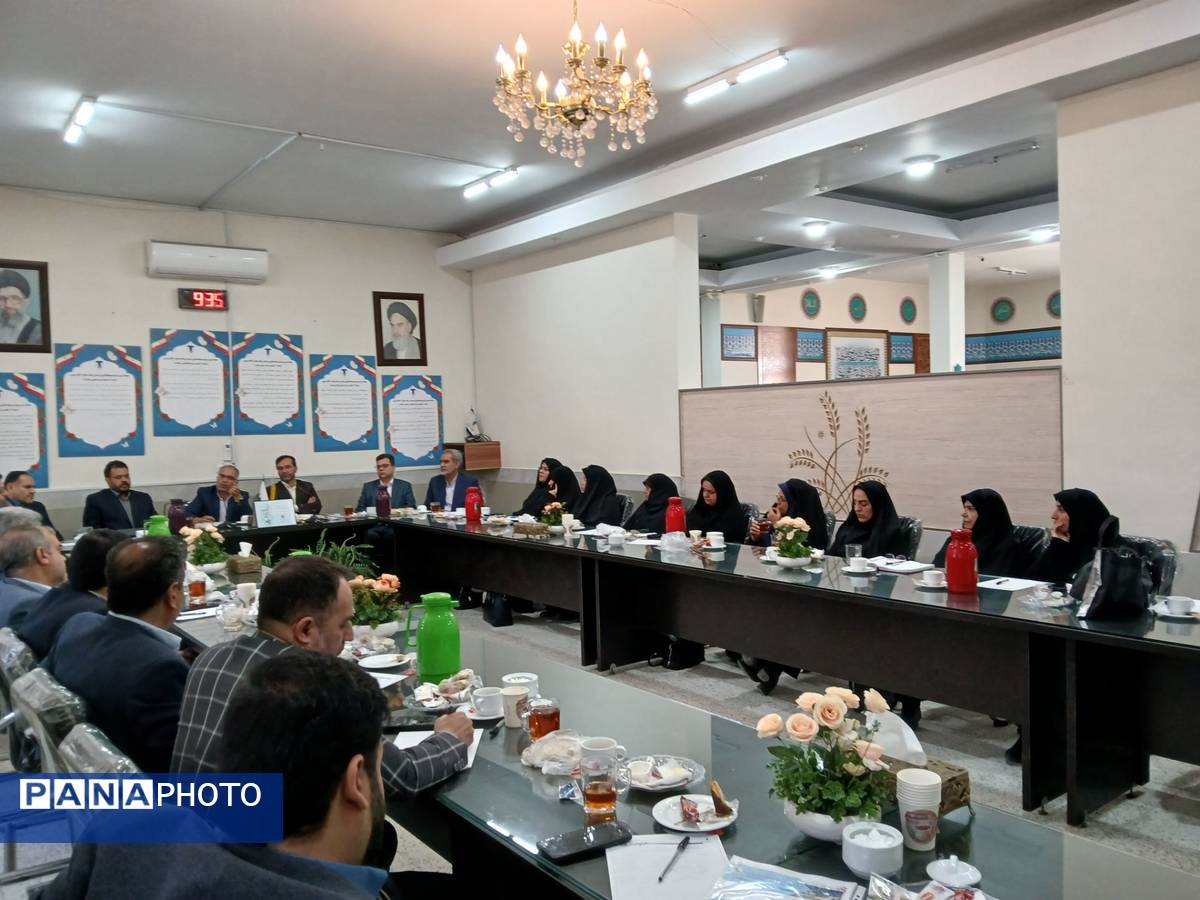  اولین نشست هم اندیشی مدیران متوسطه دوره دوم در دبیرستان مهشید مصلی نژاد