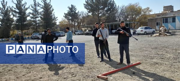 مسابقه طناب کشی و تیراندازی با تفنگ بادی در زاوه