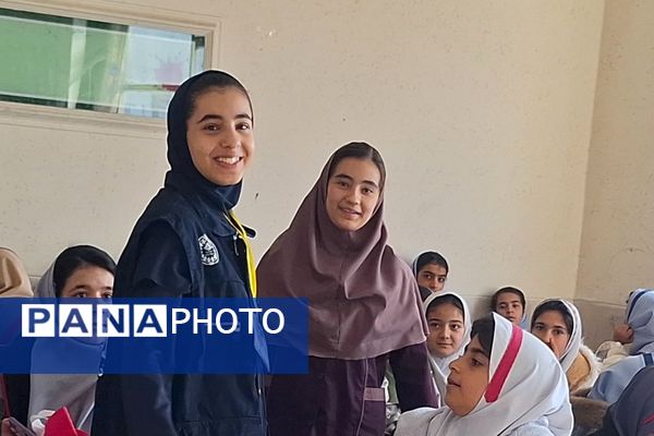تصاویری زیبا از تمرکز دانش‌آموزان دختر در المپیاد رویش ناحیه۳ شیراز 
