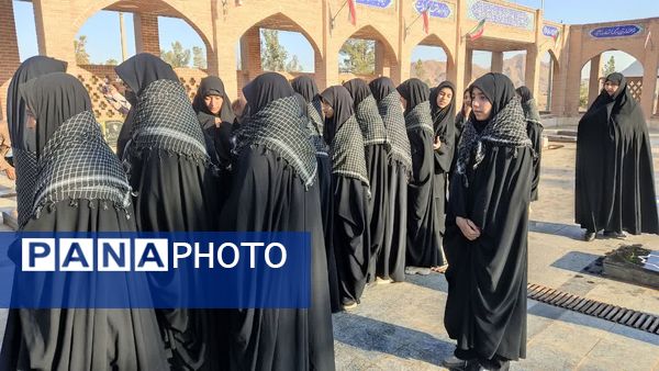 آغاز هفته بسیج دانشآموزی با غبارروبی مزار شهدای جوادالائمه توسط مسئولان و دانشآموزان بسیجی