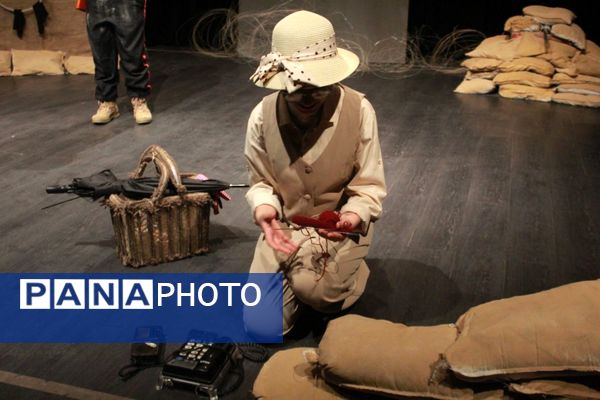نمایش «پیک‌نیک در میدان جنگ»