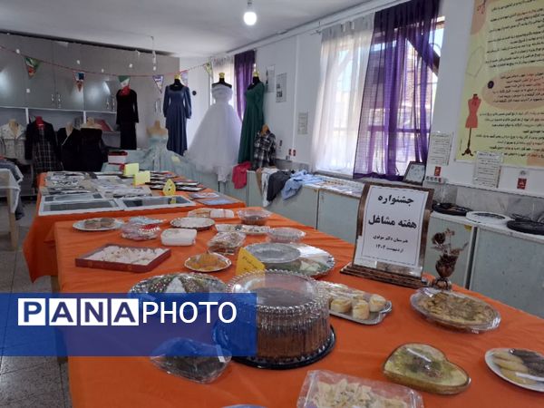 نمایشگاه دستاوردهای خلاقانه در هنرستان دخترانه دکتر مولوی