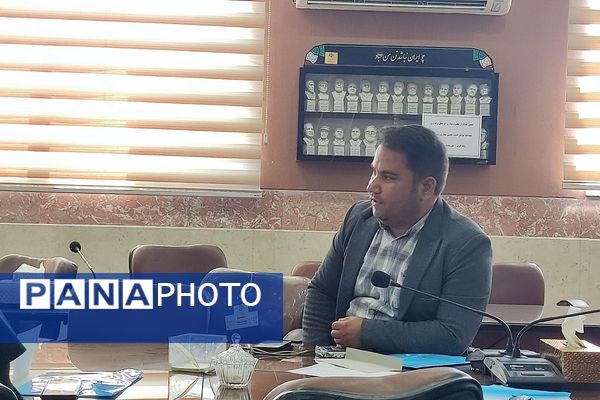 نشست گفت‌وگو محور، با محوریت مدیریت مدرسه در سالن شهدای فرهنگی آموزش و پرورش رباط کریم