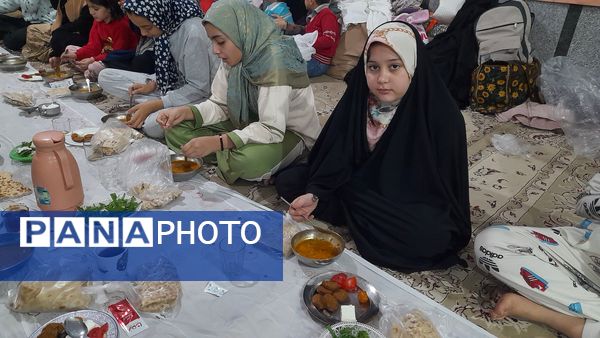 اعتکاف دانش آموزی در مسجد فاطمیه گنبد سبز نیشابور