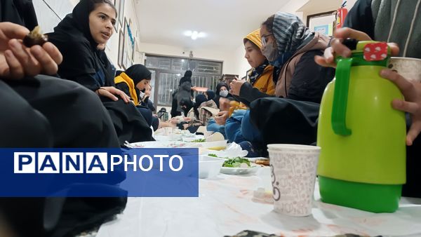 برپایی سفره افطاری در دبیرستان عطیه ناحیه هفت 