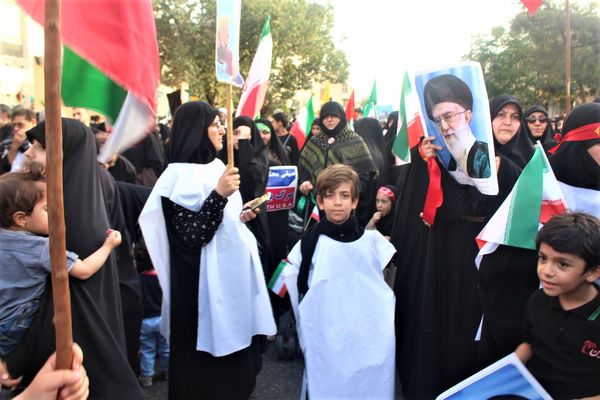 حماسه حضور نوجوانان کفن‌پوش قمی در راهپیمایی «عهد خون»