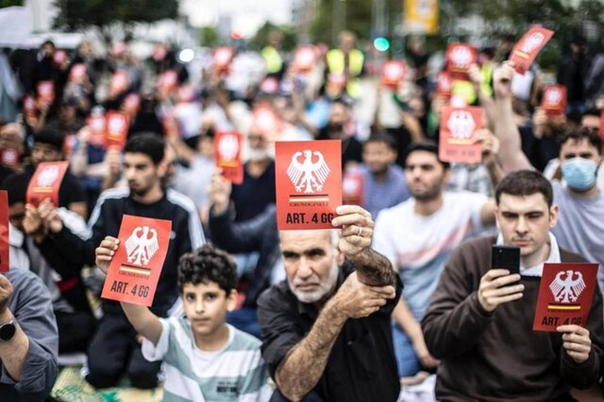 تجمع مسلمانان در اعتراض به بسته شدن مرکز اسلامی هامبورگ