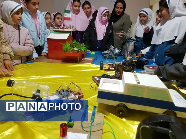 نمایشگاه آثار پژوهشی دانش آموزان رودهن