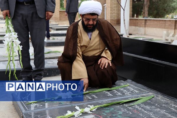 مراسم غبارروبی مزار شهدای فرهنگی در پاکدشت 
