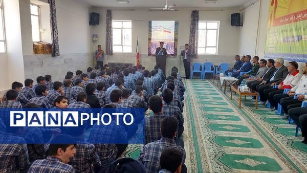 مراسم هفته گرامیداشت پدافند غیرعامل در دبیرستان دور اول صدرا مهریز