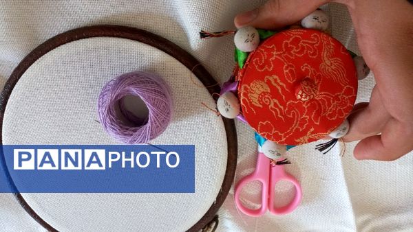 برگزاری کارگاه گلدوزی دانش‌آموزان پایه ششم دبستان لاله‌های انقلاب ناحیه 3 کرج 