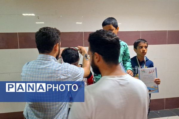 مراسم تقدیر از دانش‌آموزان مقام‌آور در مسابقات شنا در شیراز 