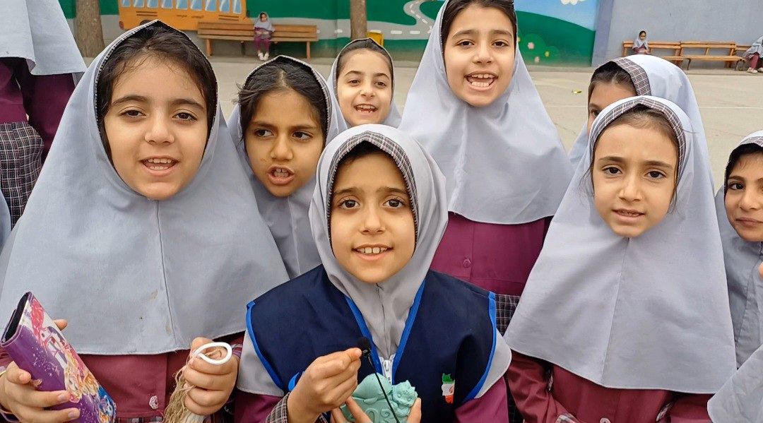 برپایی بازارچه خیریه و نیکوکاری در دبستان شهید قدوسی ناحیه ۵ اصفهان