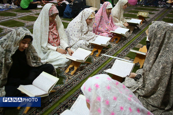اعتکاف دانش‌آموزی در مسجد لولاگر