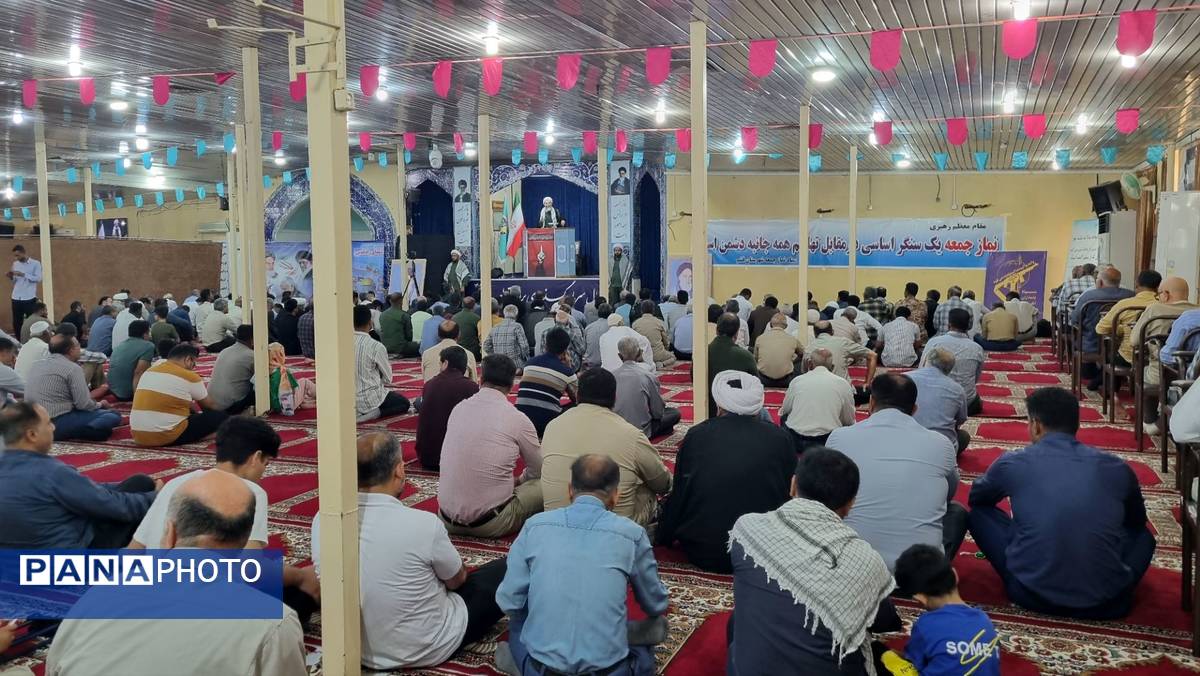 تجمع نمازگزاران نماز جمعه قشم در روز خشم و نصر