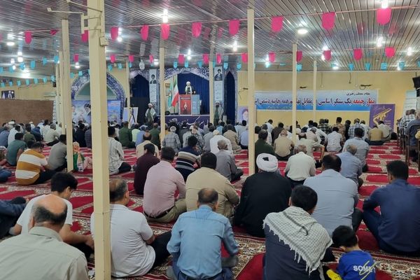 تجمع نمازگزاران نماز جمعه قشم در روز خشم و نصر