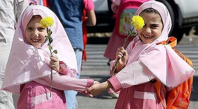 لبخند شادی بر لبان دانش‌آموزان دبستان شهید قاسم‌زاده ۲