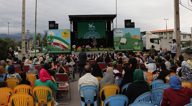 تماشاخانه سیار کانون میزبان برنامه‌های یادمان شهدا در بهارستان