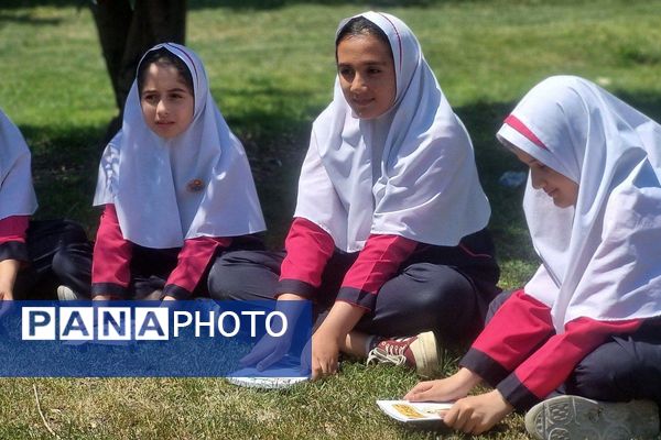 بازید دانش‌آموزان دبستان سعادت از نمایشگاه کتاب