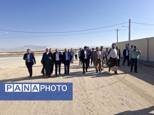 آیین کلنگ زنی پروژه آموزشی ۹ کلاسه هوشمند خیری روستای بهادران مهریز