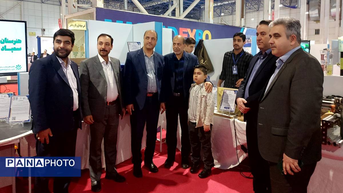 غرفه افتخارات و دستاوردهای هنرستان استعدادهای درخشان امیرکبیر ناحیه شش 