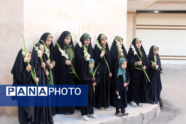 جلوه‌هایی از حضور نوجوانان در مراسم تشییع و خاکسپاری شهدای گمنام