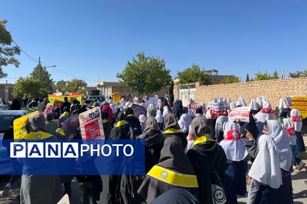 حضور حماسی دانش‌آموزان در راهپیمایی باشکوه ۱۳ آبان ماه در سورمق