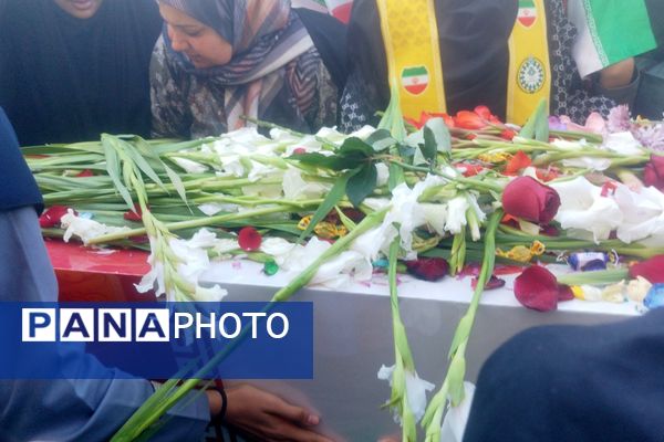 دبیرستان دخترانه صنف پوشاک ناحیه 3 میزبان شهید گمنام