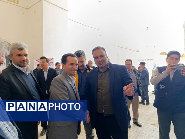 بازدید مسئولان از نمایشگاه فعالیت‌های ادارات شهرستان خلیل آباد