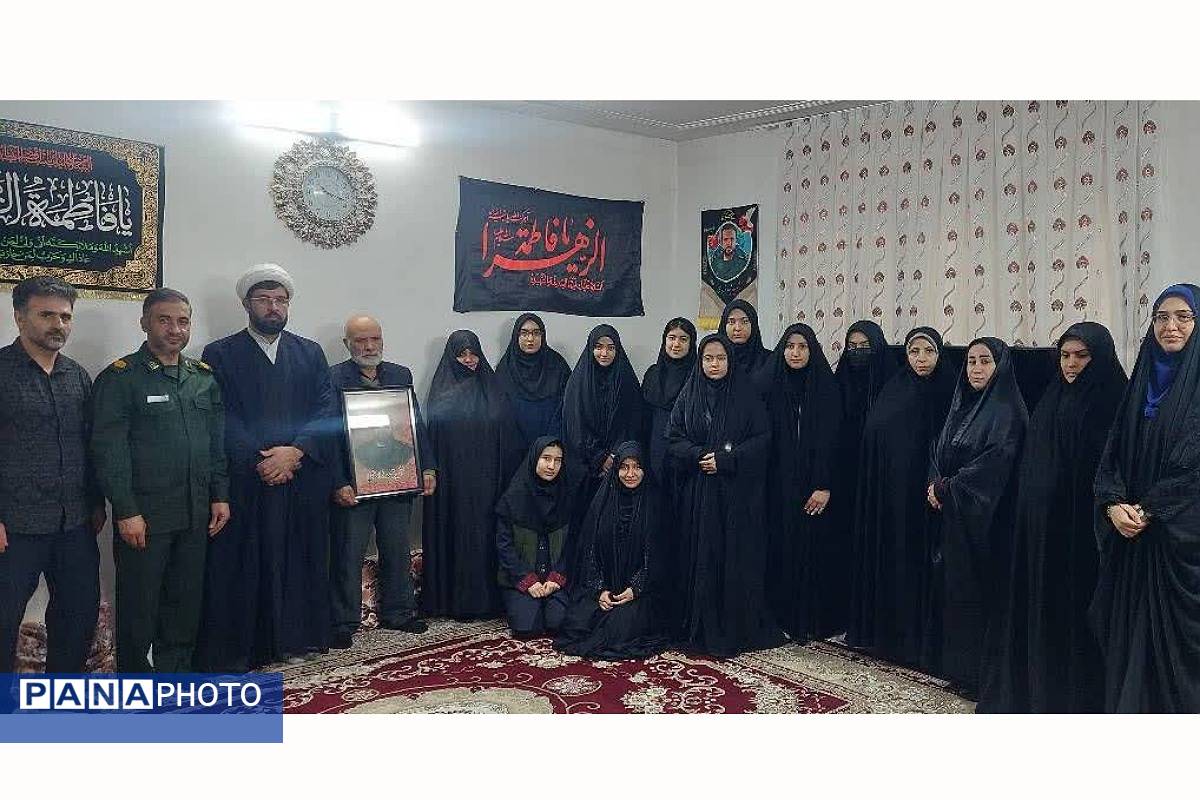 دیدار دانش‌آموزان مدرسه نمونه دولتی شهیدی با مادر شهید مجید زارعی به مناسبت روز مادر